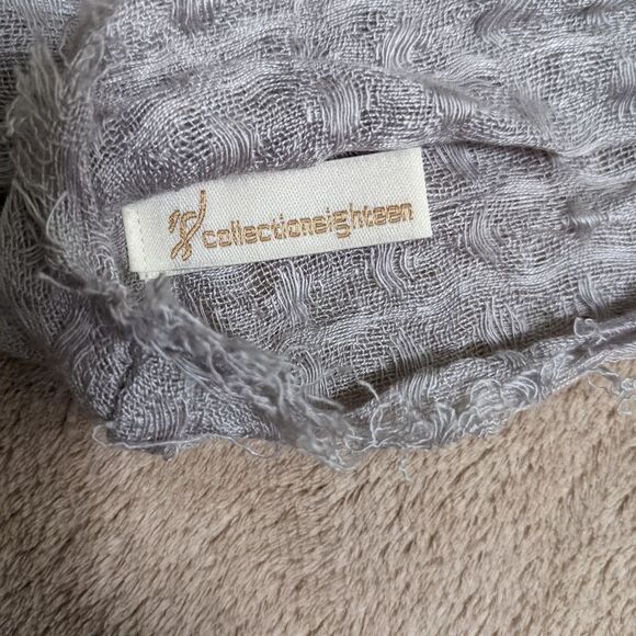 NWOT Collection Eighteen Silvery Grey Lightweight Infinity Scarf - Picture 7 of 10